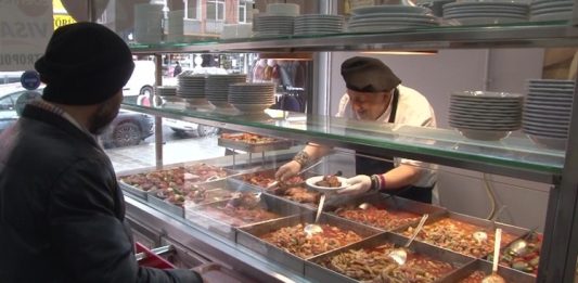 Esnaf Lokantalarının Sıcak ve Samimi Dünyası Esnaf lokantaları, Türk mutfağının en sıcak ve samimi temsilcilerinden biridir. Yıllardır hem işçilerin, memurların hem de öğrencilerin bütçesine uygun ve lezzetli yemekler yiyebildiği bu mekanlar, kültürel bir değer olarak da görülür. Her köşesinde ayrı bir hikaye barındıran esnaf lokantaları, genellikle günlük olarak hazırlanan tencere yemekleri, çorba çeşitleri ve tatlılarla misafirlerini ağırlar. Menüdeki çeşitlilik, hem damak zevkine hem de bütçeye hitap edecek şekilde düzenlenir. Konulu bir haber görseli.