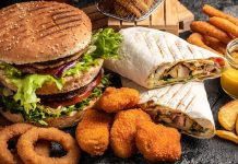 Fastfood Kültürünün Yükselişi ve Etkileri Dünya genelinde hızla yaygınlaşan fastfood kültürü, modern yaşam tarzının en dikkat çeken alışkanlıklarından biri haline geldi. Özellikle 20. yüzyılın ikinci yarısından itibaren Amerika’da doğup tüm dünyaya yayılan bu kültür, kısa sürede milyonlarca insanın günlük hayatına yerleşti. Hızlı, pratik ve görece ucuz olması nedeniyle tercih edilen fastfood, insanların yoğun iş temposu ve zaman sıkıntısı yaşadığı modern şehir yaşamında büyük bir kolaylık sağladı. Konulu bir haber görseli.