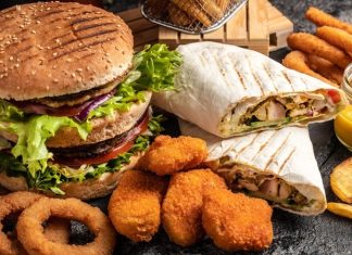 Fastfood Kültürünün Yükselişi ve Etkileri Dünya genelinde hızla yaygınlaşan fastfood kültürü, modern yaşam tarzının en dikkat çeken alışkanlıklarından biri haline geldi. Özellikle 20. yüzyılın ikinci yarısından itibaren Amerika’da doğup tüm dünyaya yayılan bu kültür, kısa sürede milyonlarca insanın günlük hayatına yerleşti. Hızlı, pratik ve görece ucuz olması nedeniyle tercih edilen fastfood, insanların yoğun iş temposu ve zaman sıkıntısı yaşadığı modern şehir yaşamında büyük bir kolaylık sağladı. Konulu bir haber görseli.