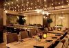 Restoran Dekorunda Yeni Trendler ve Müşteri Deneyimine Etkisi Bir restoranın başarısını sadece yemeklerinin lezzeti ya da menüsünün çeşitliliği belirlemez. Restoran dekoru, mekânın kimliğini oluşturan en güçlü unsurlardan biridir. İnsanlar bir mekâna girdiklerinde ilk olarak ambiyansı fark ederler ve bu deneyim onların yemek algısını doğrudan etkiler. Bu nedenle doğru seçilmiş dekoratif ögeler, mekânın atmosferini güçlü kılarak müşterilerin daha fazla vakit geçirmesini sağlar. Konulu bir haber görseli