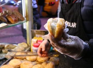 Şehir hayatının en sıcak, en samimi ve en ulaşılabilir tatları hiç kuşkusuz sokak lezzetleridir. Hem ekonomik oluşu hem de özgün tatlarıyla damaklarda unutulmaz izler bırakır. Simitten tantuniye, kokoreçten midyeye kadar pek çok farklı alternatif, şehrin dört bir yanında karşımıza çıkar. Konulu bir haber görseli.