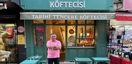 Tayfun Küçüktüzüner ile Tarihi Tencere Köftecisi Pendik’te!. Franchise işletmecisi Tayfun Küçüktüzüner, açılışla ilgili yaptığı açıklamada şu ifadelere yer verdi: “Pendik’te bu markayı temsil etmekten büyük gurur duyuyorum. Tarihi Tencere Köftecisi, sadece bir köfte markası değil; aynı zamanda Türk mutfağının köklü değerlerini koruyarak geleceğe taşıyan bir lezzet hareketi. Kaliteli ürün, güler yüzlü hizmet ve hijyenik ortam ilkelerimizle Pendik halkına unutulmaz bir deneyim sunmayı amaçlıyoruz.” Dedi Haber Görseli.