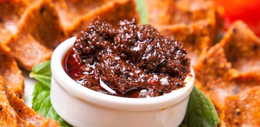 Modern mutfak anlayışının vazgeçilmez tamamlayıcılarından biri olan acı ve tatlı soslar, yemek kültüründe önemli bir yere sahip. Farklı damak zevklerine hitap eden bu soslar, yalnızca yemeklere aroma katmakla kalmıyor, aynı zamanda tariflerin karakterini de belirliyor. Günümüzde ev mutfaklarından restoranlara kadar geniş bir kullanım alanına sahip olan soslar, küresel mutfak etkileşimiyle birlikte daha da çeşitlenmiş durumda. Konulu bir haber görseli.