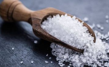 Doğal Tuzlar Sofralarda Saf Lezzet Arayışı Günlük beslenmenin vazgeçilmez unsurlarından biri olan tuz, tarih boyunca yalnızca bir tatlandırıcı değil aynı zamanda bir koruyucu ve ticari değer olarak da önem taşımıştır. Günümüzde ise rafine ürünlere karşı artan bilinçle birlikte doğal tuzlar yeniden gündeme gelmiştir. Üretim süreçlerinde kimyasal işlem görmeyen, mineral yapısını büyük ölçüde koruyan bu tuzlar, mutfaklarda daha saf ve karakteristik bir lezzet arayan tüketicilerin ilgisini çekmektedir. Konulu bir haber görseli.