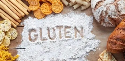 Gluten Alternatifleri Sağlıklı Beslenmede Yeni Dönem Son yıllarda beslenme alışkanlıklarının değişmesiyle birlikte gluten alternatifleri, hem sağlık odaklı tüketicilerin hem de özel diyet uygulayanların gündeminde önemli bir yer edinmiştir. Özellikle çölyak hastaları, gluten hassasiyeti yaşayan bireyler ve daha hafif beslenmeyi tercih edenler için glutensiz ürünler artık bir zorunluluk olmaktan çıkıp bilinçli bir tercih hâline gelmiştir. Bu değişim, gıda sektöründe de ciddi bir dönüşümü beraberinde getirmiştir. Konulu bir haber görseli.