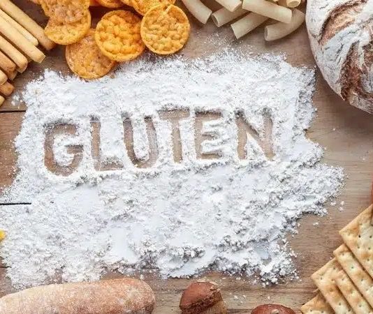 Gluten Alternatifleri Sağlıklı Beslenmede Yeni Dönem Son yıllarda beslenme alışkanlıklarının değişmesiyle birlikte gluten alternatifleri, hem sağlık odaklı tüketicilerin hem de özel diyet uygulayanların gündeminde önemli bir yer edinmiştir. Özellikle çölyak hastaları, gluten hassasiyeti yaşayan bireyler ve daha hafif beslenmeyi tercih edenler için glutensiz ürünler artık bir zorunluluk olmaktan çıkıp bilinçli bir tercih hâline gelmiştir. Bu değişim, gıda sektöründe de ciddi bir dönüşümü beraberinde getirmiştir. Konulu bir haber görseli.