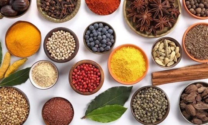 Organik Baharatlar Sofralarda Doğallığın Güçlü Yükselişi Günümüzde sağlıklı beslenmeye yönelik ilginin artmasıyla birlikte, mutfaklarda kullanılan ürünlerin kaynağı ve üretim şekli daha fazla sorgulanır hâle gelmiştir. Bu sorgulamanın merkezinde yer alan ürünlerden biri de organik baharatlardır. Yalnızca yemeklere tat ve aroma katmakla kalmayan baharatlar, aynı zamanda doğru üretildiğinde sağlık açısından da önemli katkılar sunar. Kimyasal kalıntılardan arındırılmış, doğal yöntemlerle yetiştirilen baharatlar, bu yönüyle geleneksel mutfak anlayışını modern beslenme bilinciyle buluşturur. Konulu bir haber görseli.