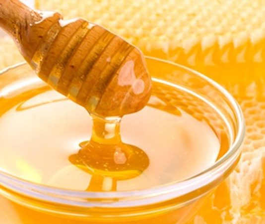 Şeker Alternatifleri İle Değişen Beslenme Alışkanlıkları Günümüzde beslenme alışkanlıkları hızla değişirken, rafine şeker tüketimine yönelik farkındalık da her geçen gün artıyor. Aşırı şeker tüketiminin kilo kontrolünden metabolik sorunlara kadar birçok başlıkta tartışılması, tüketicileri farklı şeker alternatifleri arayışına yönlendiriyor. Bu alternatifler yalnızca tatlı ihtiyacını karşılamakla kalmıyor, aynı zamanda daha dengeli bir beslenme düzeni oluşturma isteğine de yanıt veriyor. Konulu bir haber görseli.