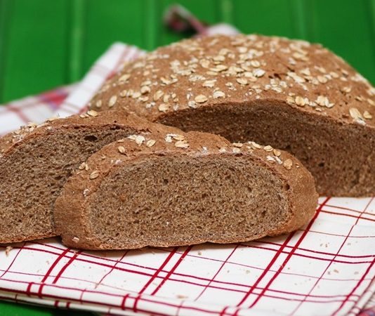 Tam Buğday Ekmeği Sağlıklı Beslenmenin Günlük Hayattaki Güçlü Temsilcisi Son yıllarda beslenme alışkanlıklarında yaşanan değişimle birlikte, sofralarda daha doğal ve besleyici ürünlere yönelim dikkat çekiyor. Bu dönüşümün merkezinde yer alan ürünlerden biri de tam buğday ekmeği oluyor. Rafine edilmiş beyaz ekmeğe alternatif olarak tercih edilen bu ekmek türü, içerdiği lif, vitamin ve mineraller sayesinde sağlıklı yaşam arayışında olan bireylerin öncelikleri arasına girmiş durumda. Konulu bir haber görseli.