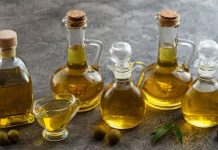 Zeytinyağı ve Bitkisel Yağlar Sofralarda Değişen Tercihler Günümüzde beslenme alışkanlıkları değiştikçe kullanılan yağ türleri de daha fazla tartışılır hale geliyor. Özellikle zeytinyağı ve farklı bitkisel yağlar, hem ev mutfaklarında hem de gıda sektöründe önemli bir yere sahip. Yağ seçimi artık yalnızca lezzetle değil, üretim yöntemi, içerik ve kullanım alanlarıyla birlikte değerlendiriliyor. Bu durum, tüketicilerin bilinçli tercihler yapmasını beraberinde getiriyor. Konulu bir haber görseli.