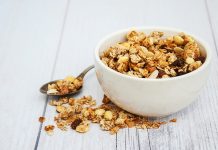 Granola ve Müsli Sağlıklı Beslenme Alışkanlıklarının Yükselen Yıldızı Granola ve müsli, son yıllarda sağlıklı yaşam ve dengeli beslenme trendlerinin güçlenmesiyle birlikte sofralarda daha sık yer almaya başladı. Özellikle güne enerjik başlamak isteyen bireyler için bu ürünler, pratikliği ve besleyici içeriğiyle dikkat çekiyor. Kahvaltıdan ara öğünlere kadar geniş bir kullanım alanına sahip olan granola ve müsli, modern beslenme anlayışının önemli bir parçası haline gelmiş durumda. Konulu bir haber görseli.