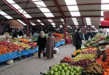 Haftalık Sebze Meyve Pazarı Alışveriş Kültüründe Canlılığını Koruyor Haftalık sebze meyve pazarı, şehir yaşamının hızına rağmen geleneksel alışveriş kültürünü ayakta tutan önemli alanlardan biri olarak öne çıkıyor. Her hafta belirli günlerde kurulan bu pazarlar, taze ürünlere doğrudan ulaşma imkânı sunarken aynı zamanda sosyal bir buluşma noktası olma özelliğini de sürdürüyor. Haftalık sebze meyve pazarı, yalnızca alışveriş yapılan bir alan değil, üretici ile tüketici arasındaki bağın kurulduğu canlı bir ekosistem olarak değerlendiriliyor. Konulu bir haber görseli.
