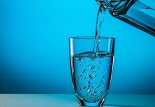 Su Çeşitleri Günlük Yaşamda Tüketim Alışkanlıklarını Nasıl Şekillendiriyor Su, yaşamın temel unsurlarından biri olarak insan hayatının merkezinde yer alıyor. Günlük hayatta tüketilen suyun kaynağı, içeriği ve kullanım amacı ise giderek daha fazla önem kazanıyor. Bu noktada su çeşitleri, yalnızca bir içecek tercihi değil, aynı zamanda sağlık, çevre ve yaşam tarzı ile doğrudan ilişkili bir konu olarak öne çıkıyor. Doğal kaynaklardan elde edilen sulardan arıtılmış seçeneklere kadar uzanan bu çeşitlilik, tüketicilerin bilinçli seçimler yapmasını gerekli kılıyor. Konulu bir haber görseli.