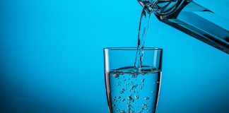 Su Çeşitleri Günlük Yaşamda Tüketim Alışkanlıklarını Nasıl Şekillendiriyor Su, yaşamın temel unsurlarından biri olarak insan hayatının merkezinde yer alıyor. Günlük hayatta tüketilen suyun kaynağı, içeriği ve kullanım amacı ise giderek daha fazla önem kazanıyor. Bu noktada su çeşitleri, yalnızca bir içecek tercihi değil, aynı zamanda sağlık, çevre ve yaşam tarzı ile doğrudan ilişkili bir konu olarak öne çıkıyor. Doğal kaynaklardan elde edilen sulardan arıtılmış seçeneklere kadar uzanan bu çeşitlilik, tüketicilerin bilinçli seçimler yapmasını gerekli kılıyor. Konulu bir haber görseli.